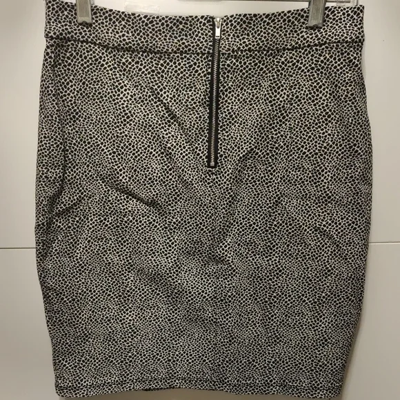 Elegant Black and White Patterned Skirt - Picture 5 of 5